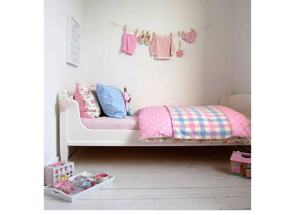 Decorar las paredes con ropa colgando