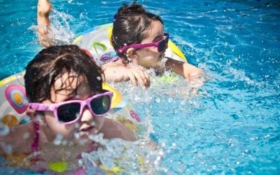 Jugando con agua en la piscina